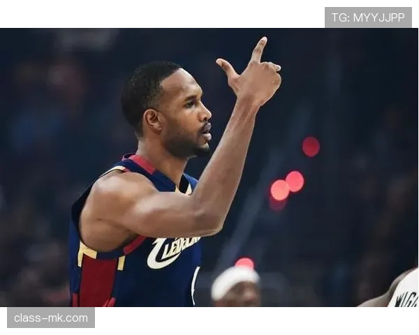 埃文·莫布里挡拆高效助骑士拉开内线防守差距